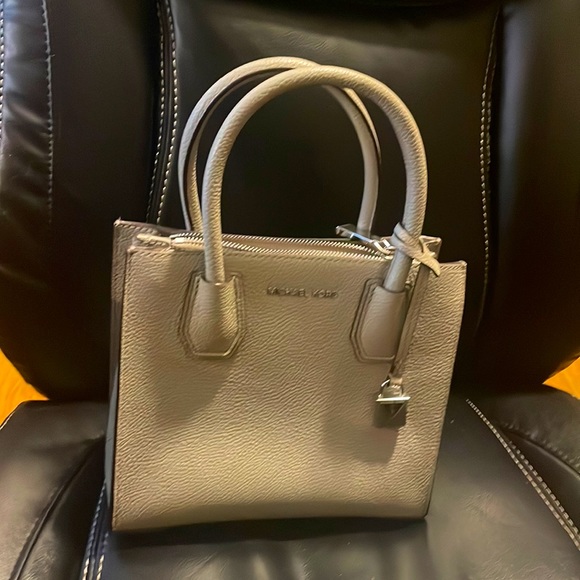 HOST PICK 💕 Michael Kors bag with dust bag - Picture 5 of 10